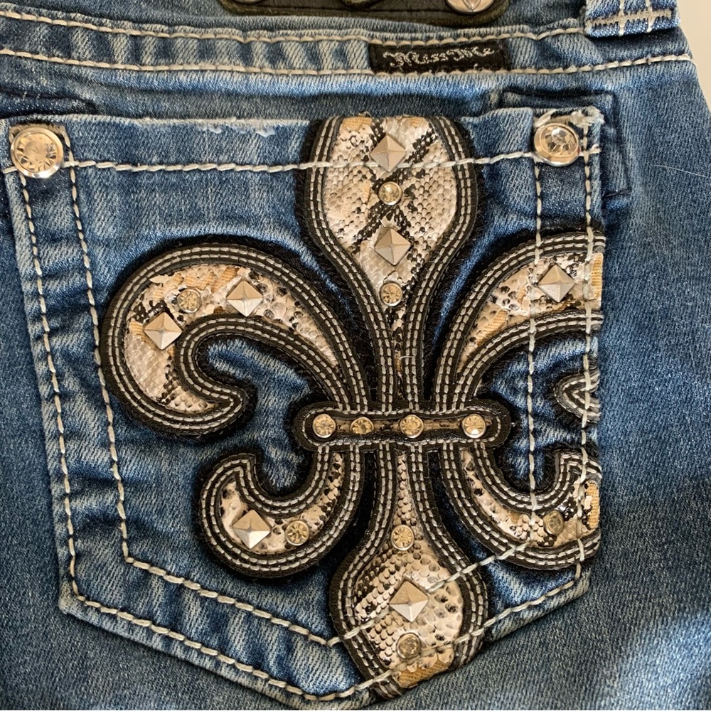 Miss Me Women’s Boot Cut Snakeskin  Fleur De Lis JP6153B 26 x 33 Slight Wear